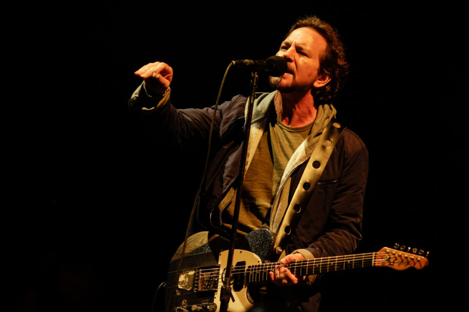Eddie Vedder aprovechó el micrófono para dejar un mensaje más allá de la música. Foto: Jhon Paz